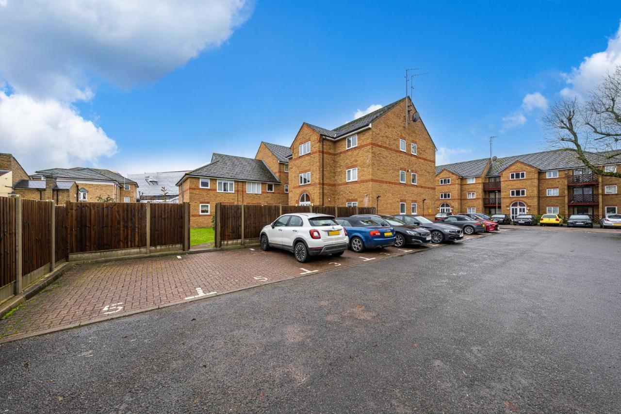 بيشوبْسْ ستورتفورد Luxury 2 Bed Apartment Stansted Airport Bishops Stortford المظهر الخارجي الصورة